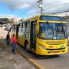 Na imagem, estão duas passageiras de ônibus na calçada, de uma rua no bairro Retiro, e e estão saindo de debaixo do abrigo em direção ao ônibus de linha Guanabara terminal Central.