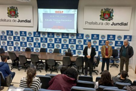 Na imagem, estão o gestor da Unidade de Mobilidade e Transporte, Aloysio Queiroz, palestrante, diretor de Planejamento, Gestão e Finanças, Armando Mietto Jr, e equipes da UGMT no auditório do Paço Municipal, onde foi realizado o curso sobre Estudo Técnico Preliminar para atender nova Lei de Licitações para contratações públicas.