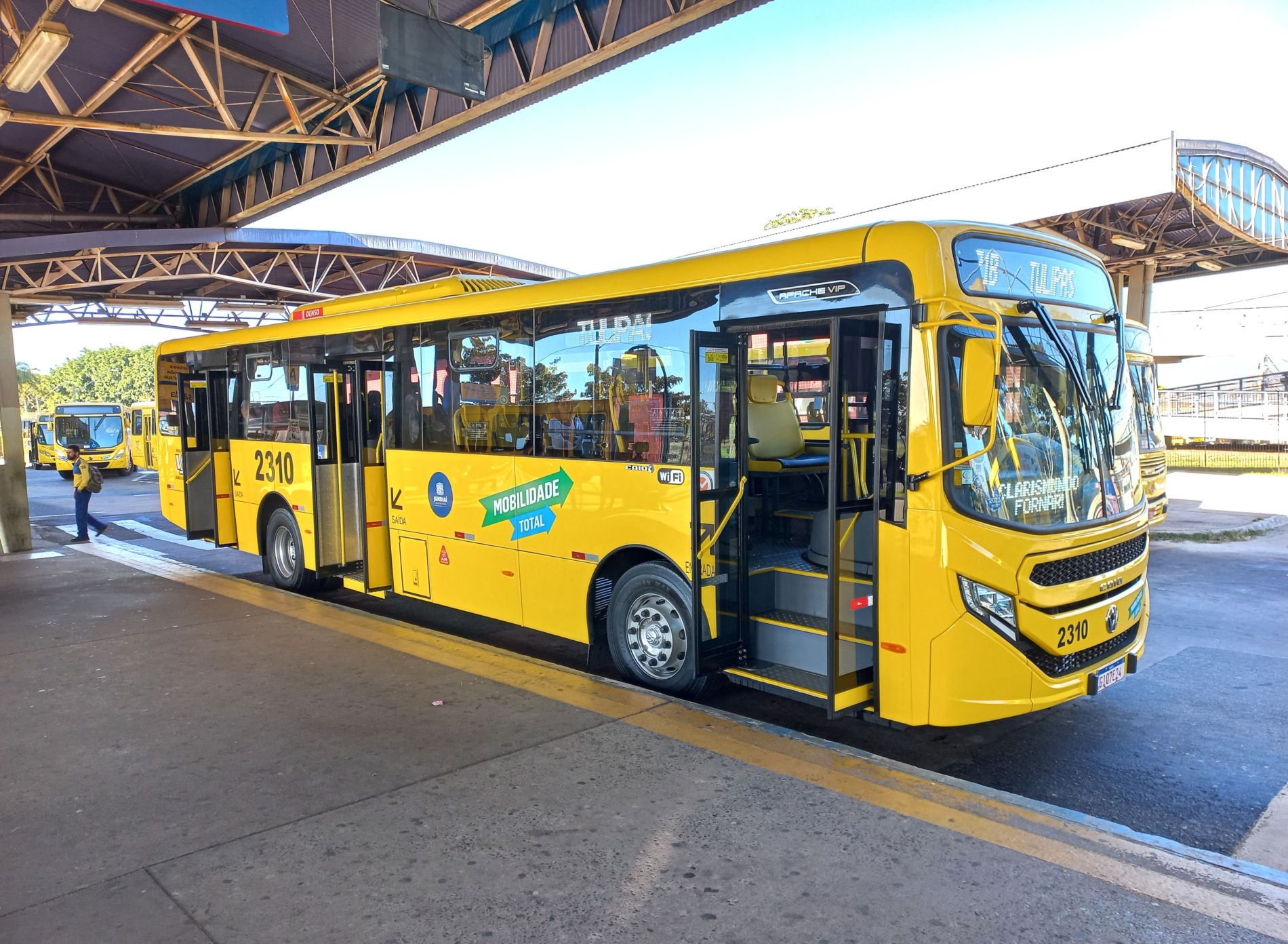 Na imagem, está um novo ônibus. Dos 68 veículos novos, 42 estão em operação, sendo equipados com ar condicionado, wi-fi, GPS, câmeras, elevador para garantir a acessibilidade a pessoas com deficiência, motores menos poluentes e mais tecnológicos.