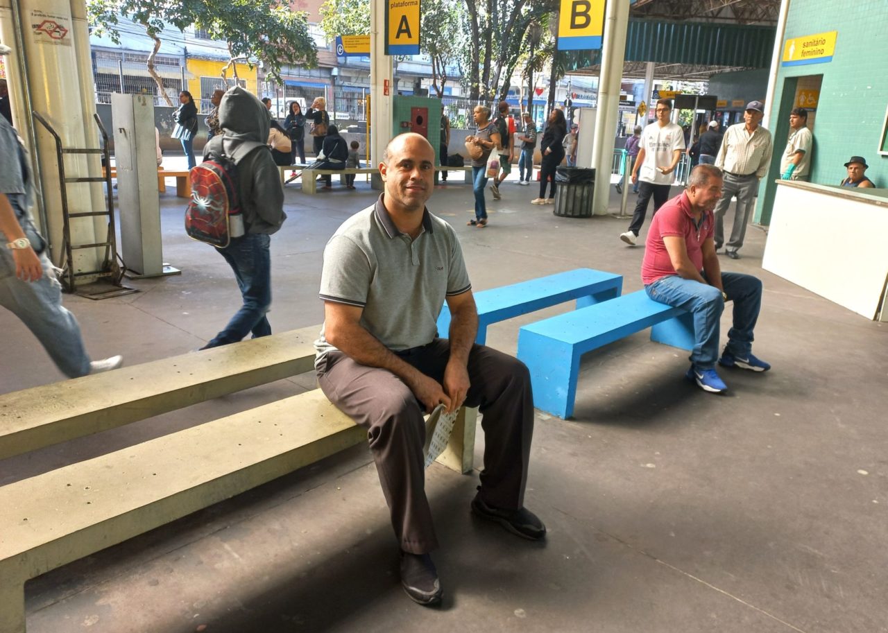 Na imagem, está um homem, morador no bairro Eloy Chaves, sentando enquanto aguarda o ônibus no Terminal Central. Ele explica que vem observando as melhorias no Sistema Integrado de Transporte Urbano (SITU).