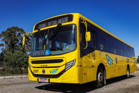 A imagem mostra um ônibus novo 2023 que irá circular na linha 030 Diretão - Vetor Oeste - que terá característica semi-expressa, com menos paradas, e sem a necessidade da troca de ônibus no Terminal Eloy Chaves. No trecho entre o bairro Santa Giovana e o Terminal Hortolândia haverá paradas apenas em três pontos determinados da Avenida Pedro Clarismundo Fornari, possibilitando menor tempo total do trajeto.