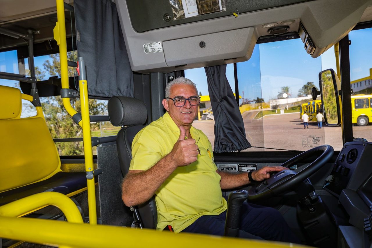 A imagem mostra um motorista no ônibus que circula pelas linhas municipais de Jundiaí.