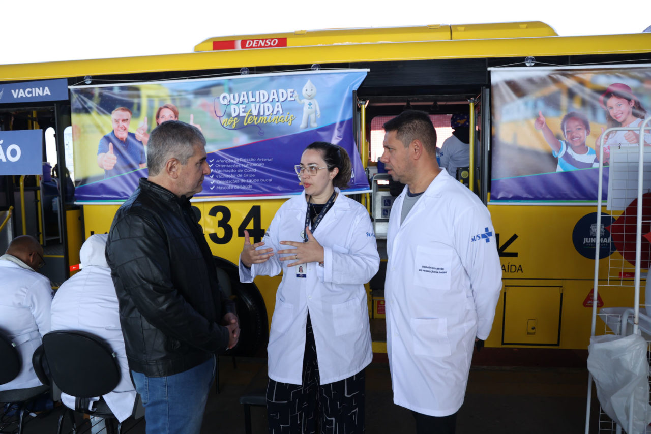 Na foto, estão o gestor de Mobilidade e Transporte e dois enfermeiros da equipe da Saúde, e eles falam da parceria para levar mais atendimento à população.