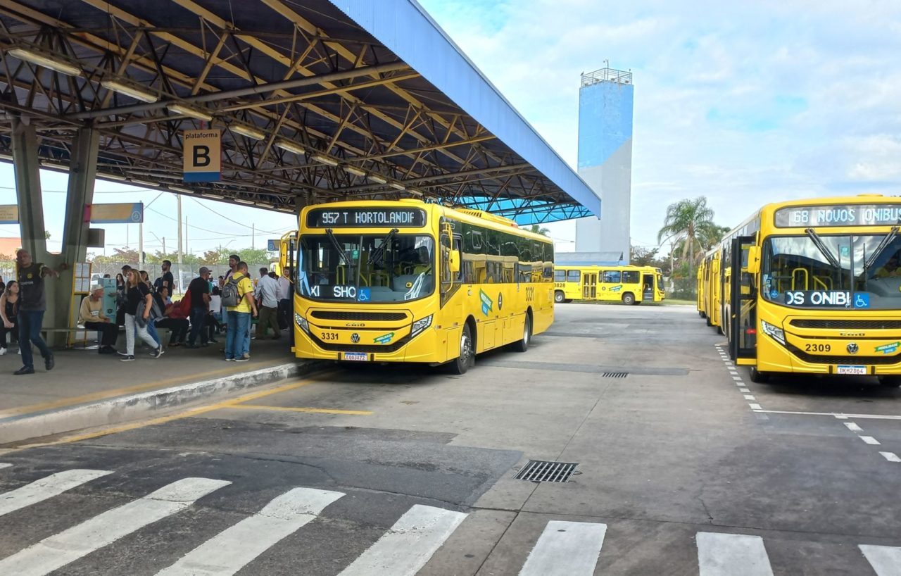 A imagem mostra o Terminal Hortolândia com dois ônibus parados, um deles 2023, e pelo terminal passará o novo Diretão Vetor Oeste, Terminal Hortolândia, com destino ao Terminal Central. Linha começa a operar nesta segunda-feira (24).