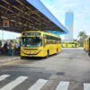 Na imagem, tem dois ônibus amarelos das linhas municipais de Jundiaí, no Terminal Hortolândia, que irá receber neste sábado, dia 15 de julho, das 8 às 13 horas, ações de saúde e diversão para os usuários do transporte coletivo.