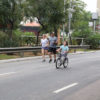 Na imagem está uma menina com a bicicleta acompanhada pelos pais, na manhã de domingo, na avenida Nove de Julho.