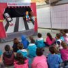 A imagem mostra três bonecos que fazem parte do teatro de fantoches que é desenvolvido pelos policiais do Comando de Policiamento de Trânsito da Polícia Militar (CPTran), para ensinar as crianças a aprenderem sobre noções para promover o trânsito seguro.