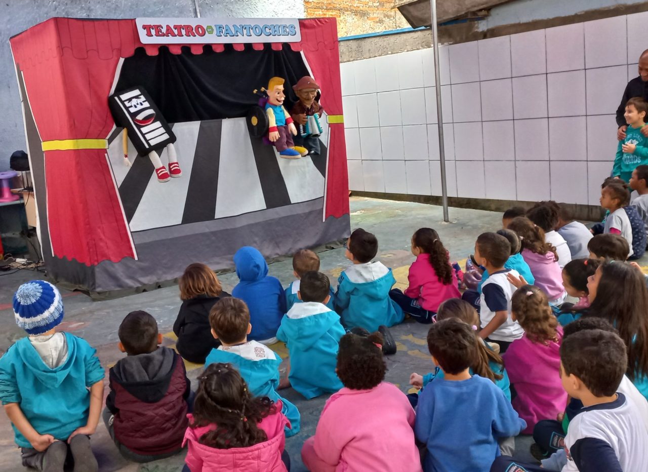 A imagem mostra três bonecos que fazem parte do teatro de fantoches que é desenvolvido pelos policiais do Comando de Policiamento de Trânsito da Polícia Militar (CPTran), para ensinar as crianças a aprenderem sobre noções para promover o trânsito seguro.