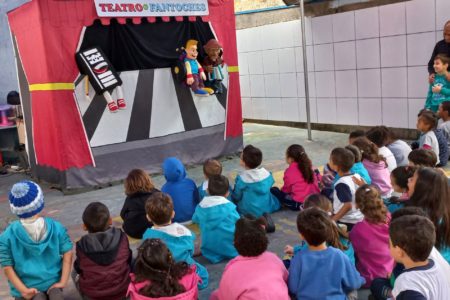 A imagem mostra três bonecos que fazem parte do teatro de fantoches que é desenvolvido pelos policiais do Comando de Policiamento de Trânsito da Polícia Militar (CPTran), para ensinar as crianças a aprenderem sobre noções para promover o trânsito seguro.