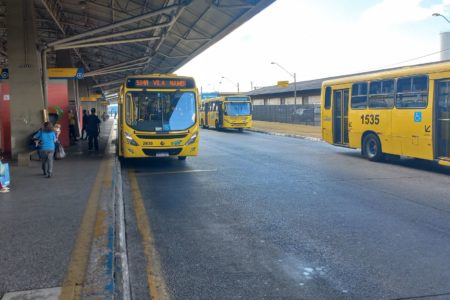 A imagem foi feita no Terminal Vila Arens, e mostra a plataforma de passageiros e um ônibus da linha municipal com letreiro 514A, com destino à Vila Nambi. A linha opera a partir desta quinta-feira (17) com novos itinerários.