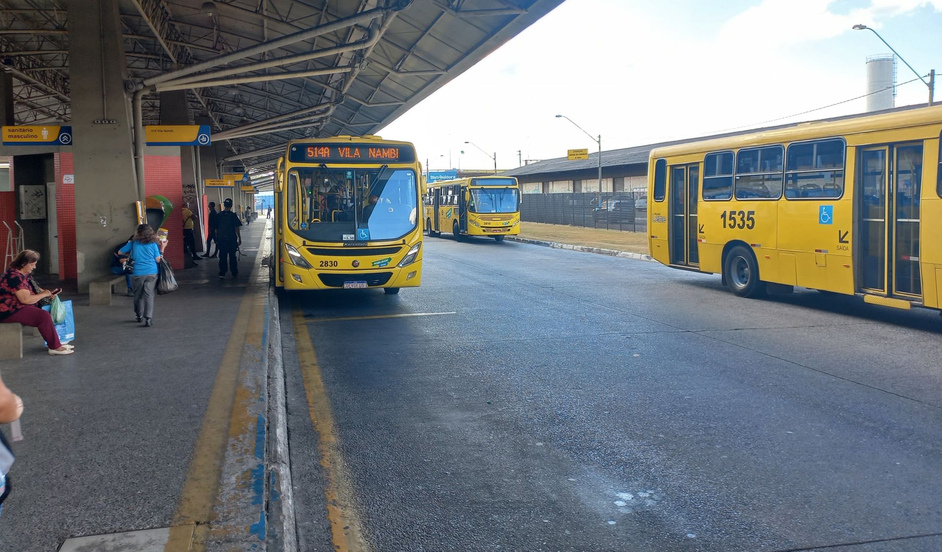 A imagem foi feita no Terminal Vila Arens, e mostra a plataforma de passageiros e um ônibus da linha municipal com letreiro 514A, com destino à Vila Nambi. A linha opera a partir desta quinta-feira (17) com novos itinerários.