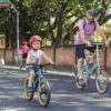 a imagem mostra um menino pequeno com capacete andando de bike ao lado do pai que também está de capacete e andando de bike. Evento Mobilidade Saudável e Lazer na Vila Arens e região Central neste domingo.