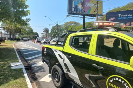 A imagem mostra uma viatura de agentes de Trânsito parada na Avenida Jundiaí, mais à frente há cones na via, e duas viaturas da Polícia Militar, ação para fiscalização de trânsito afim de coibir irregularidades e preservar vidas.