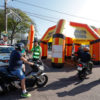 Na imagem há motociclistas recebendo orientações de agentes de trânsito, de equipes da AutoBan, Detran SP, e da Polícia Militar.