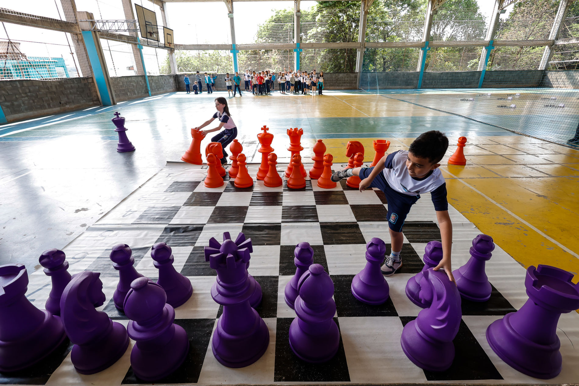 Alunos e famílias aprendem a jogar xadrez em aula da EMEB Ivo de