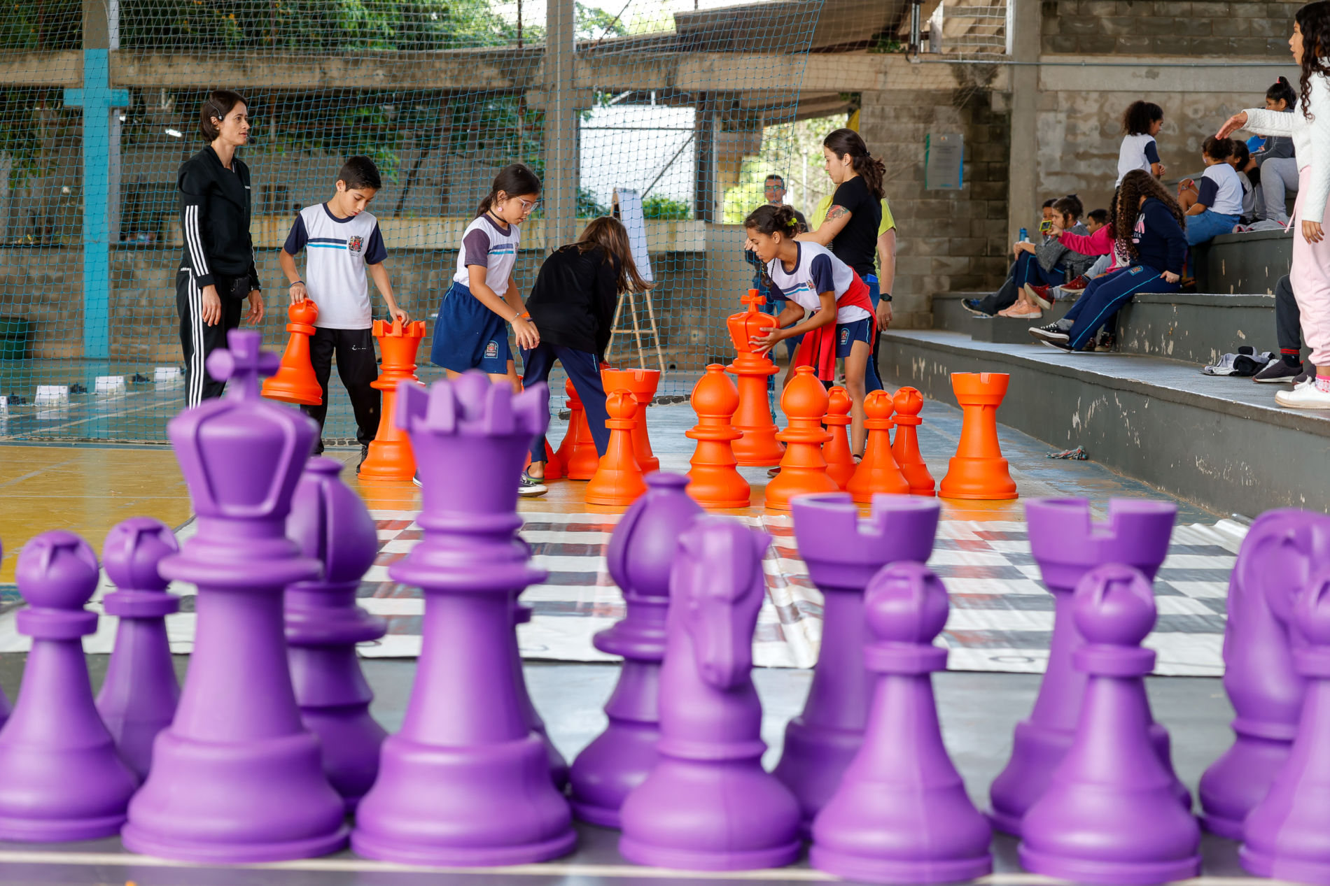 Torneio de xadrez reúne mais de cem estudantes em escola da zona