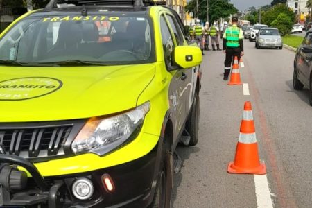 A imagem mostra uma viatura de equipes de trânsito e agentes e PMs durante operações de fiscalização que continuam intensificadas, sendo realizadas com atuação integrada com os policiais do CPTran SP e também com a Guarda Municipal de Jundiaí.