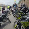 A imagem mostra agentes de trânsito e guardas municipais em uma via na Ponte São João, fiscalização motos, para coibir os veículos com escapamentos adulterados que causam barulho e incomodam a população.