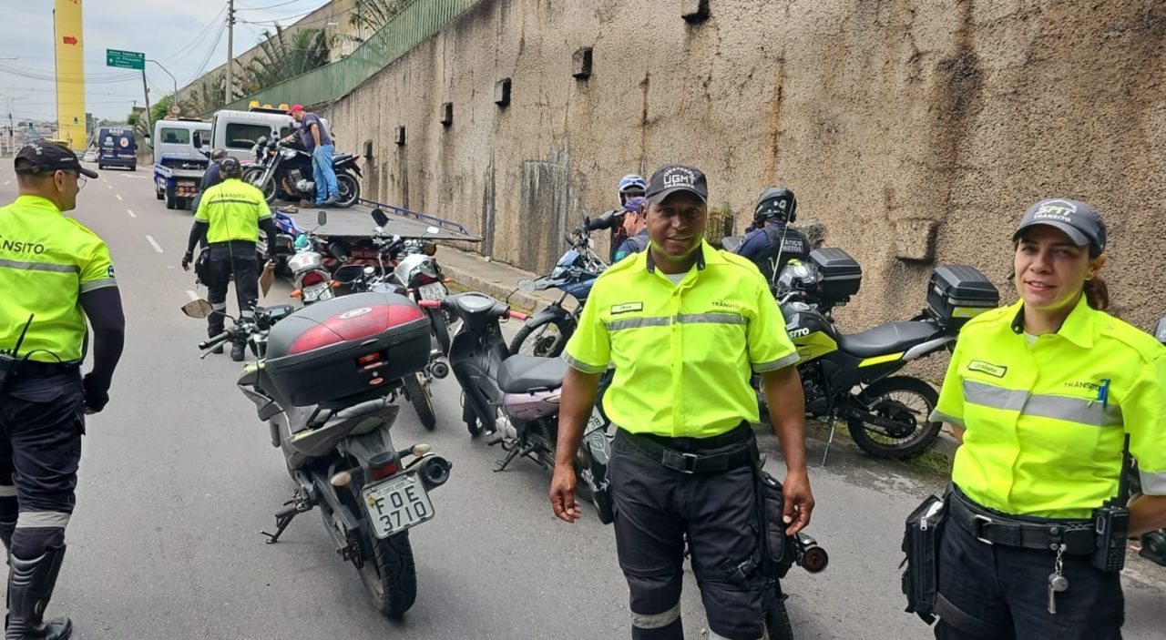 A imagem mostra os agentes de trânsito e Guardas Municipais em uma via na Ponte São João, com motos sendo fiscalizadas, para trazer mais segurança e coibir os escapamentos barulhentos.