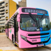 A imagem mostra um ônibus metade rosa - Outubro Rosa - outra metade azul - Novembro Azul - que irá circular nos meses de outubro e novembro nos terminais e bairros de Jundiaí para sensibilizar sobre a prevenção e diagnóstico do câncer de mama e do câncer de próstata