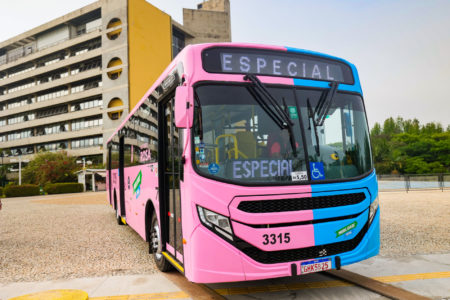 A imagem mostra um ônibus metade rosa - Outubro Rosa - outra metade azul - Novembro Azul - que irá circular nos meses de outubro e novembro nos terminais e bairros de Jundiaí para sensibilizar sobre a prevenção e diagnóstico do câncer de mama e do câncer de próstata