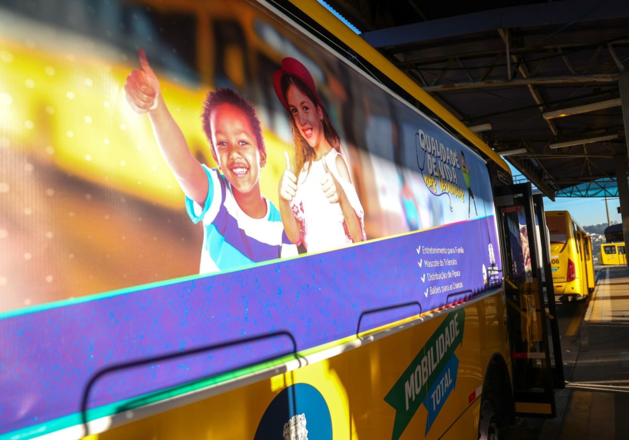 A imagem mostra o ônibus que é preparado com cartazes para aplicação de doses de vacinas.