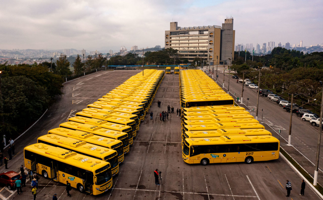 Entrega dos 68 novos ônibus no estacionamento do paço municipal,. Imagem aérea dos veículos