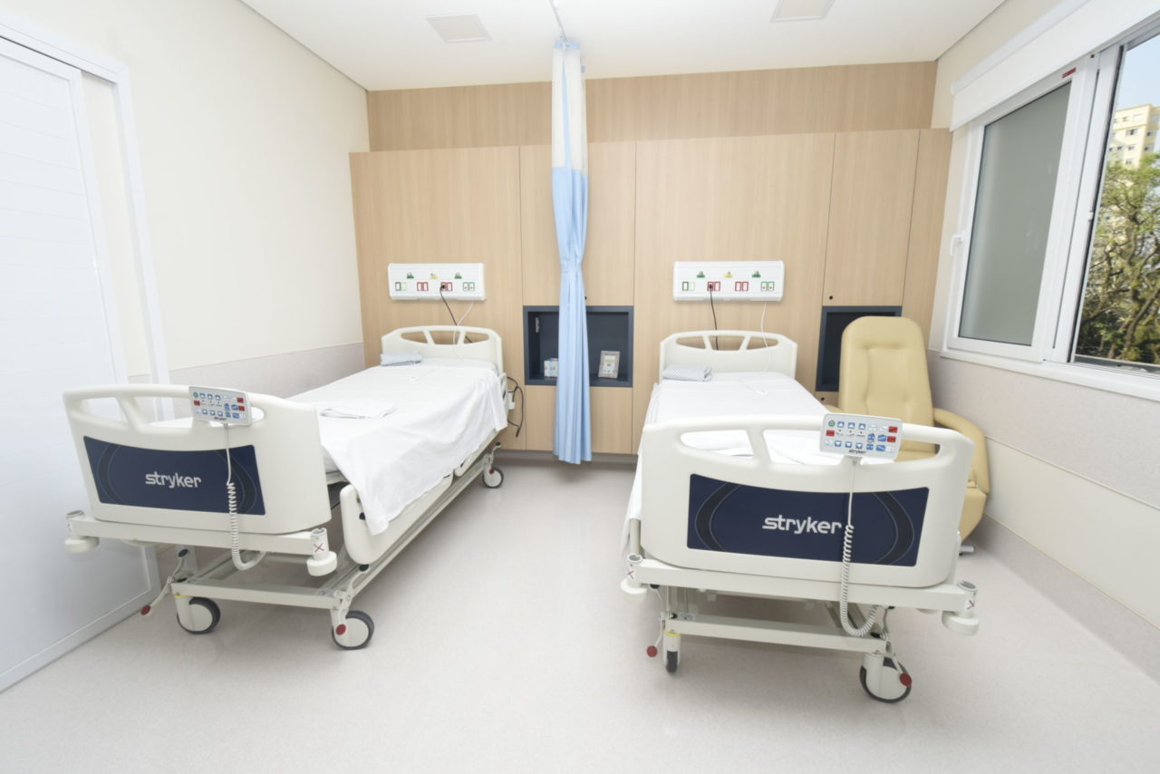 Quarto de Hospital com duas camas. 