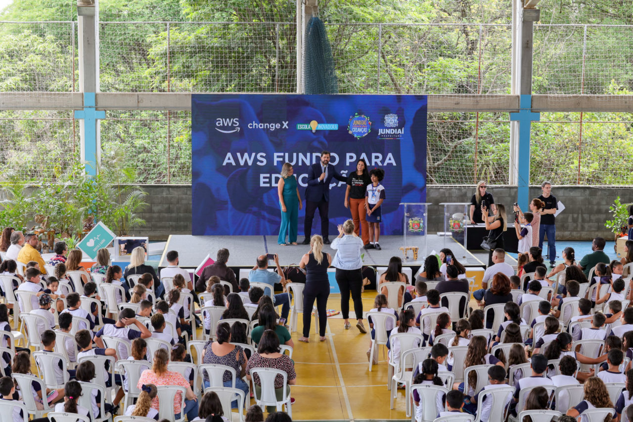 Prefeito Luiz Fernando falando na premiação do  Fundo AWS para a Educação de Jundiaí, na quadra da EMEB Ivo de Bona