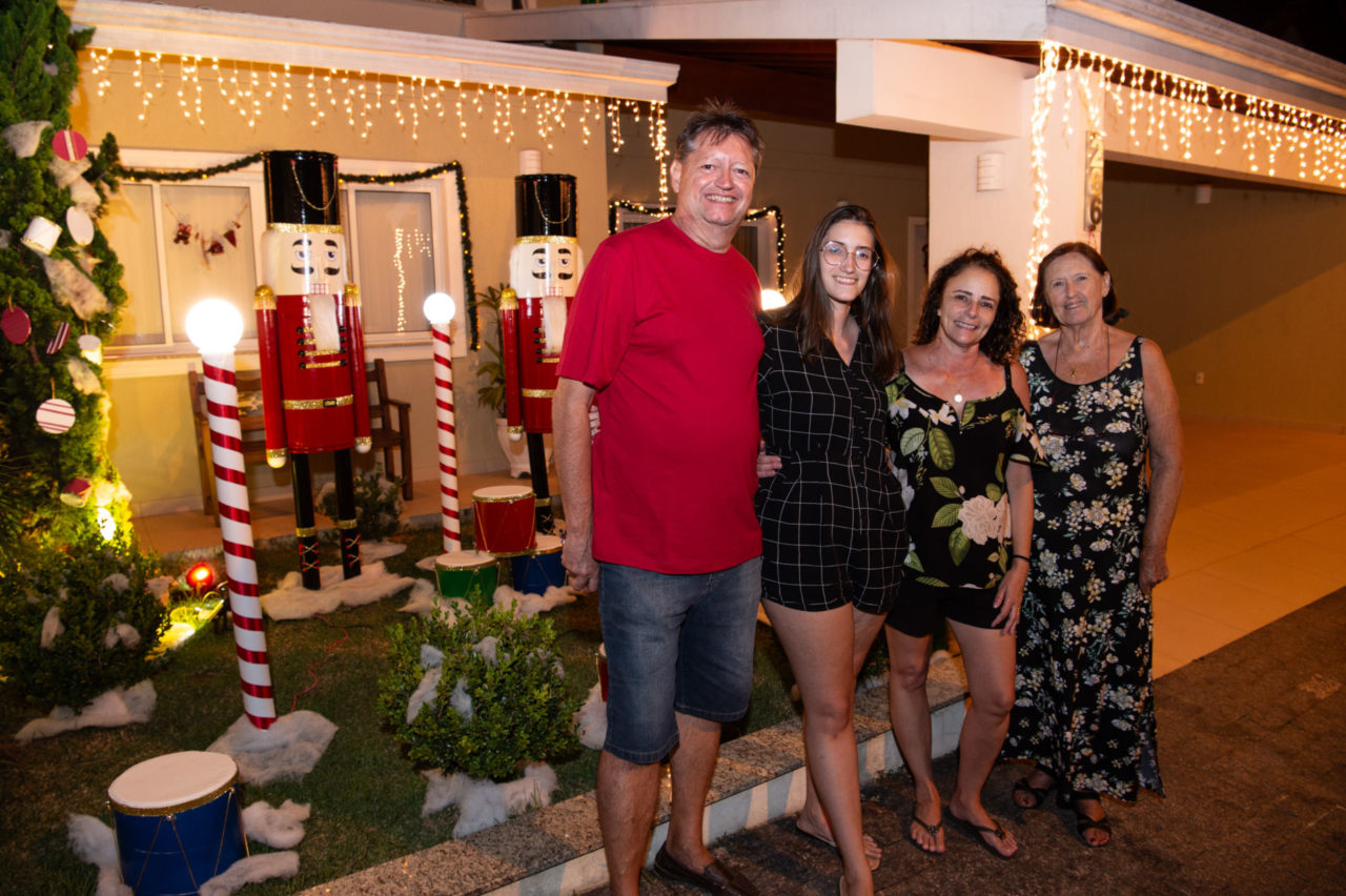 Família de Roberto José a frente da casa decorada com enfeites natalinos.