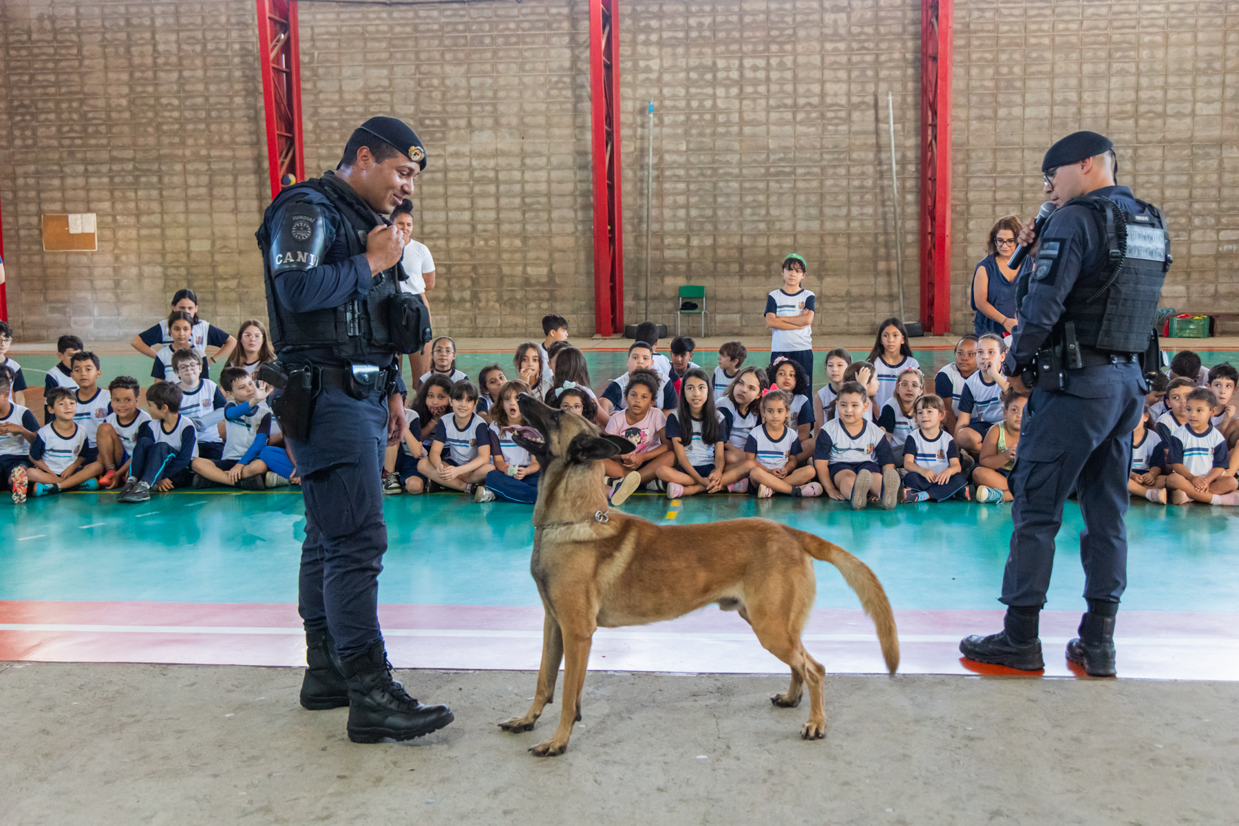Apresentação do Canil da GMJ encanta alunos da EMEB Antônio de Pádua ...