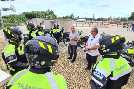 Na imagem, agentes de trânsito que trabalham com motos conversam gestor de Mobilidade e Transporte da Prefeitura de Jundiaí sobre as ações realizadas, recentemente.