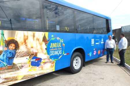 Na imagem, o ônibus azul está com desenhos e a imagem de uma menina, além das cores da Cidade das Crianças, e passarão a circular em linhas do município.