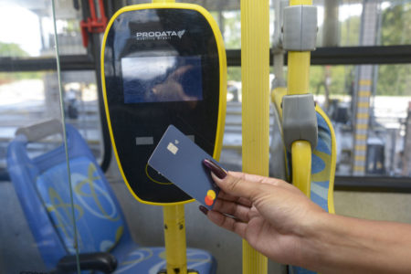 Na imagem está o validador que fica antes da catraca em toda a frota de ônibus de linhas municipais de Jundiaí para permitir que pagamento seja realizado com cartões de crédito ou débito.